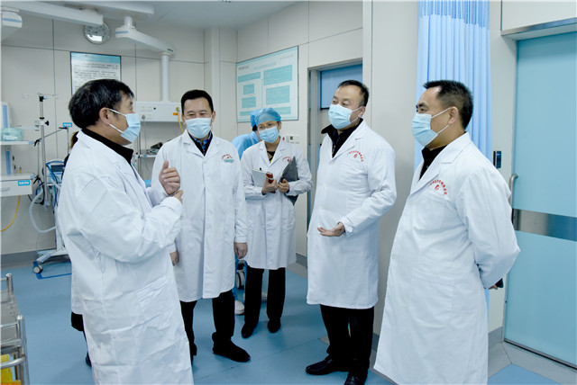 学校新冠肺炎疫情防控指挥部专家组莅临我院督导新冠肺炎疫情防控工作