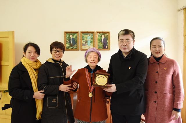 我院两位离退休同志荣获“中国人民志愿军抗美援朝出国作战70周年”纪念章