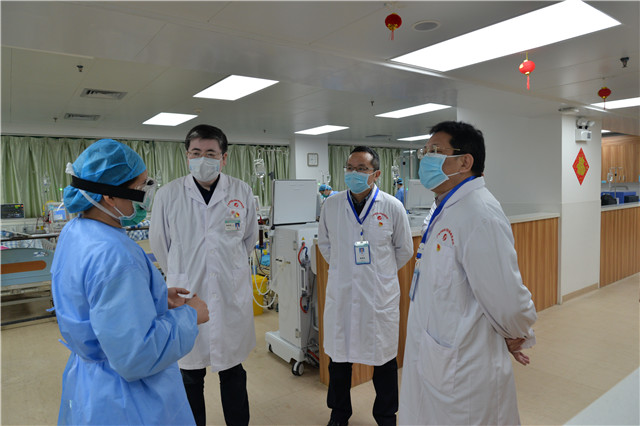 院领导检查血液净化中心及各出入点疫情防控工作