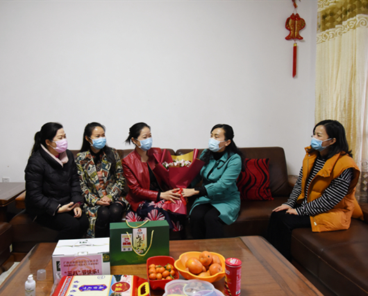 自治区妇联看望慰问我院驰援湖北医护人员家属