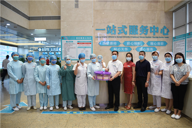 护士节感受“甜蜜蜜”——我院开展护士节送蛋糕活动