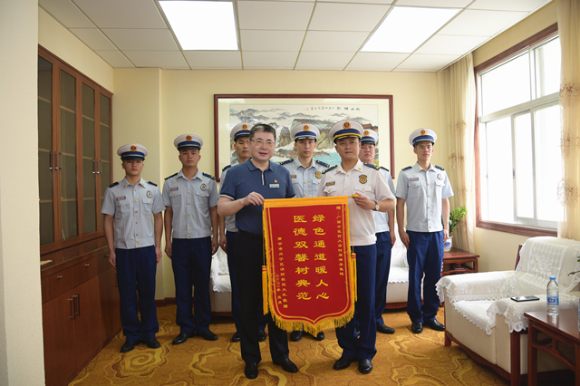 南宁市兴宁区消防救援大队向我院赠送锦旗