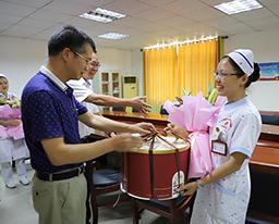 扶绥县委书记罗彪看望慰问空港院区“白衣天使”