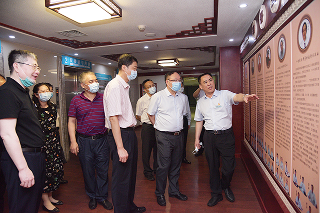 自治区科技厅党组书记、厅长曹坤华一行莅临我院调研指导