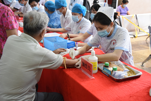 温暖父亲节 为爱‘腺’在出发 ——我院泌尿外科开展义诊活动