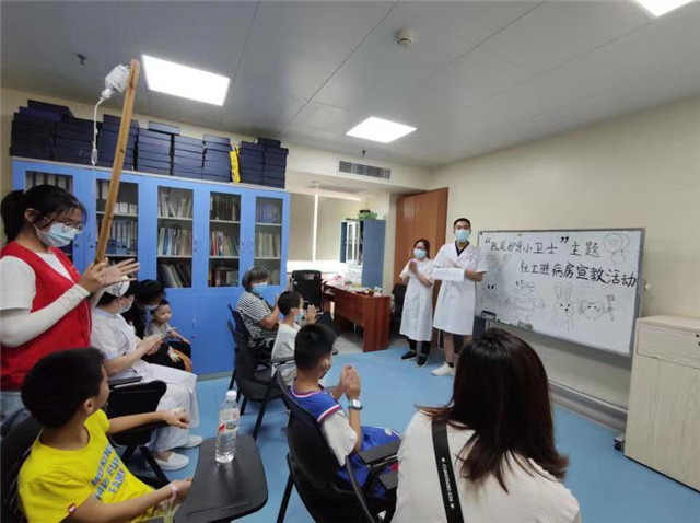 我院社工部在儿科开展保护牙齿宣教活动