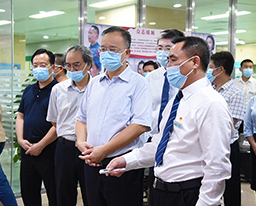 自治区政府副主席黄俊华莅临我院调研指导