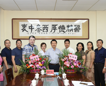 学校党委副书记庞宇舟一行慰问我院临床一线教师代表