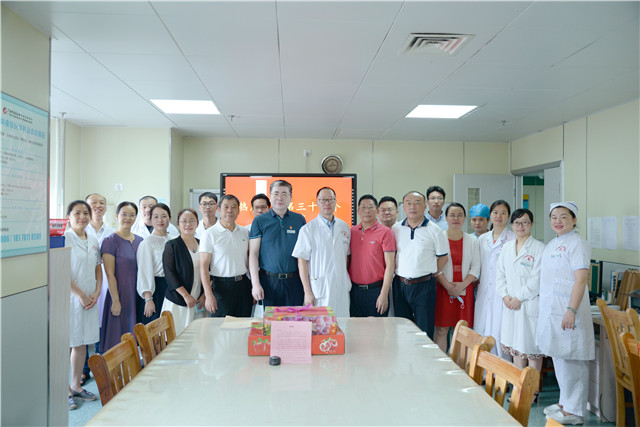 桃李满天下——医院领导在教师节慰问全院教师