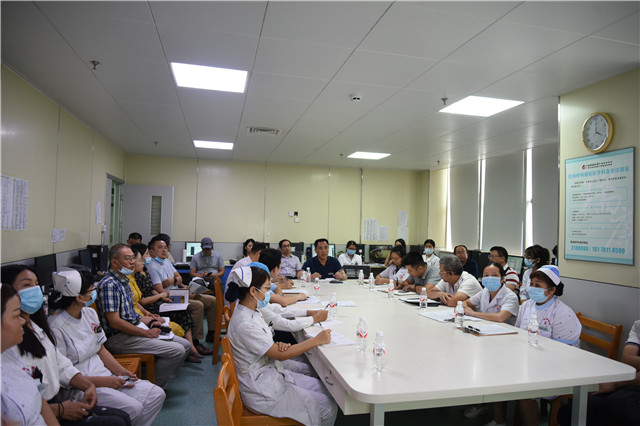 院领导带队深入肾病内科开展行政查房