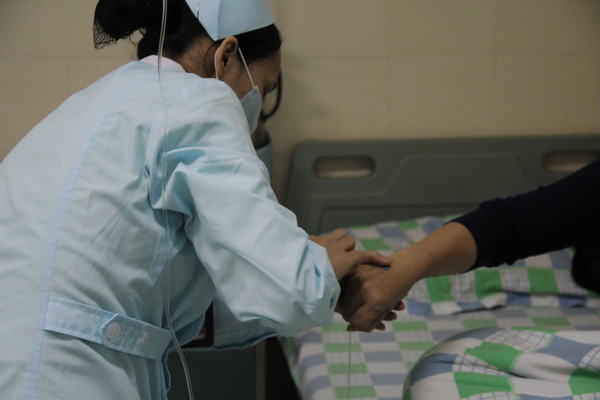 以基础护理为基点，做好优质护理