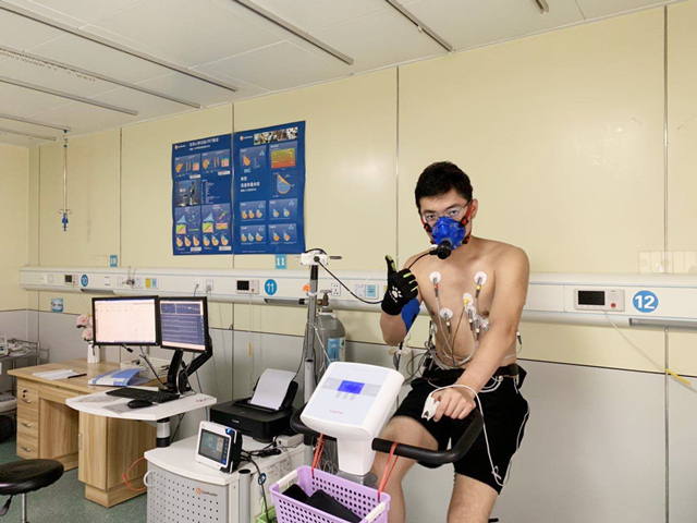 广西“铁人”横渡琼州海峡后 返邕来我院测试心肺功能