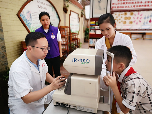 我院赴南宁市秀厢小学开展视力普查进校园活动