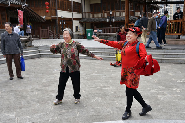 我院组织离退休职工前往相思小镇秋游