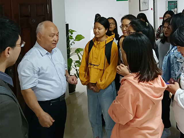 我院名老中医工作站义诊讲学活动走进田阳