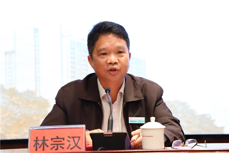 11院区党总支书记林宗汉主持汇报会.jpg