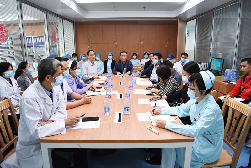 我院领导带队深入胸心血管外科开展行政查房