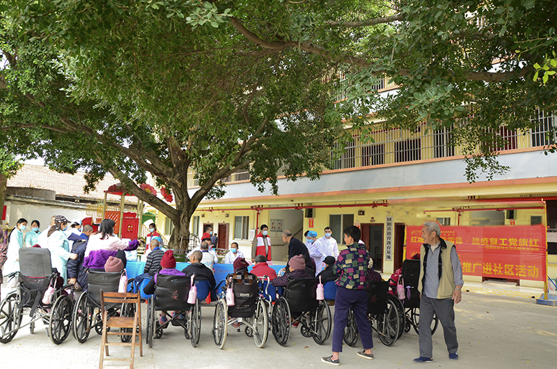 田阳院区举办中医适宜技术推广进社区暨学雷锋活动