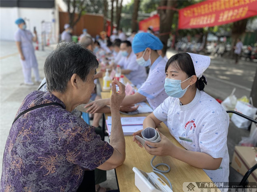【广西新闻网】广西中医药大学附属瑞康医院开展义诊活动