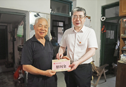 我院“七一”前夕开展走访慰问党员活动