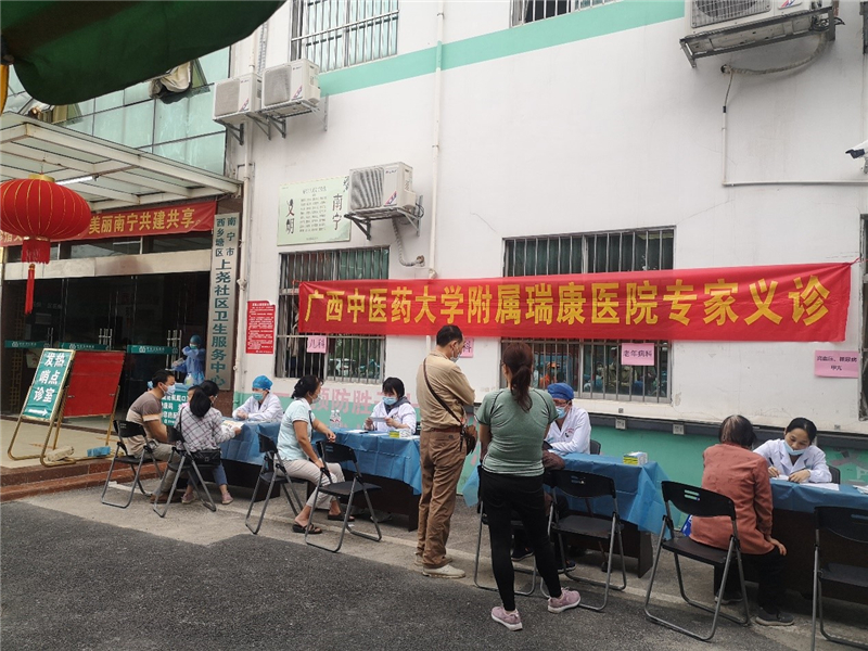 走进社区义诊，服务百姓健康——我院多学科专家团队走进社区开展义诊活动