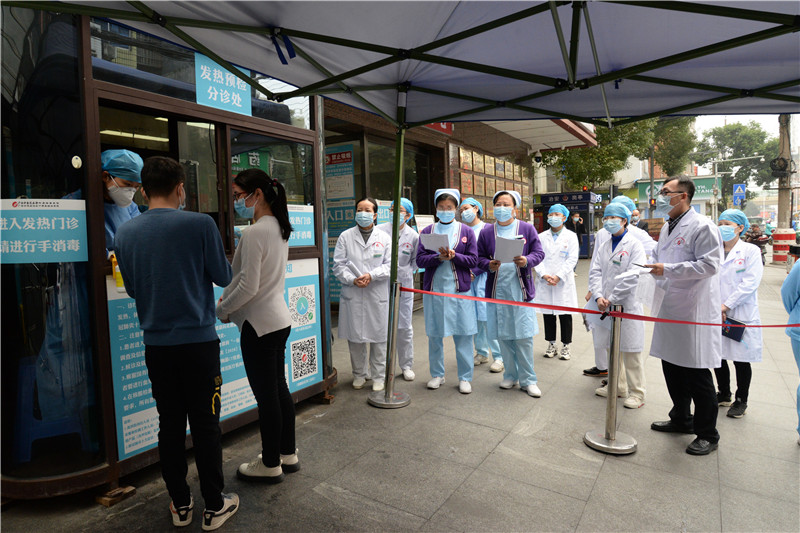 我院开展新冠肺炎常态化防控高风险人群应急救治模拟演练