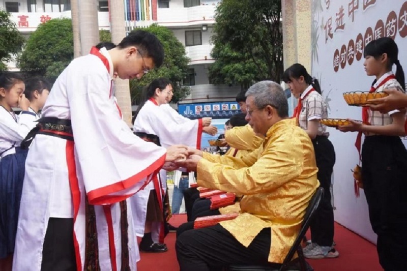 【广西日报-广西云客户端】中医药文化进校园——广西中医药大学附属瑞康医院走进天桃实验学校