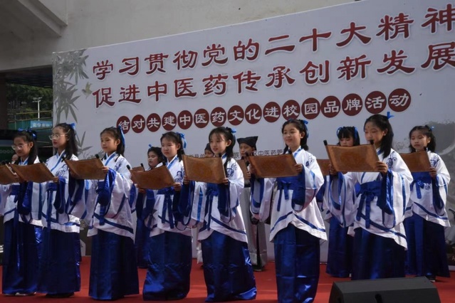 【广西日报-广西云客户端】广西中医药大学附属瑞康医院走进天桃实验学校