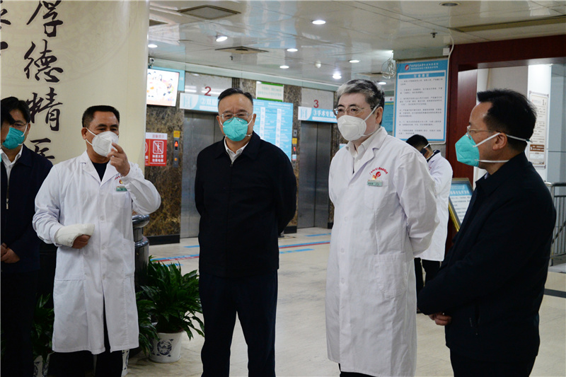 自治区政府副主席黄俊华一行莅临我院调研发热门诊设置情况