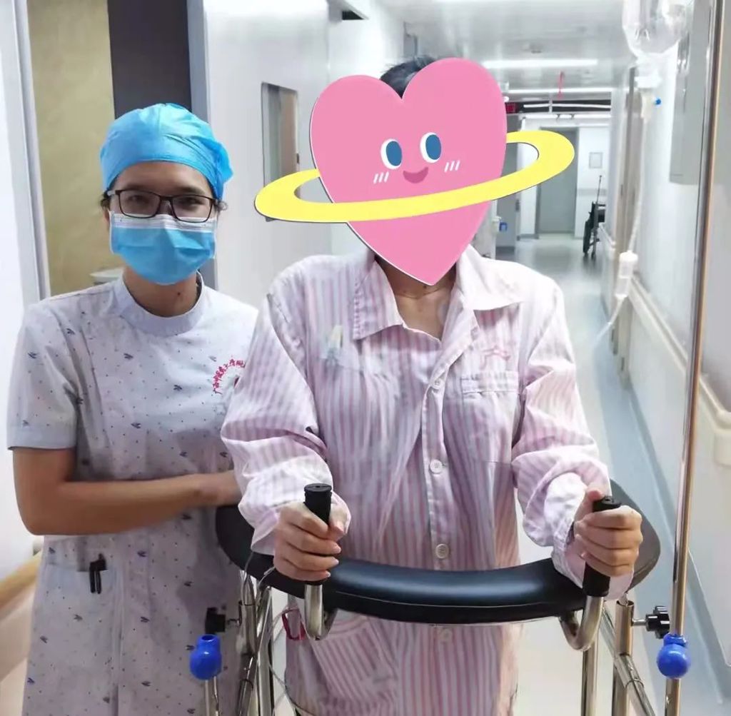 站着生娃让她度过了危急时刻…