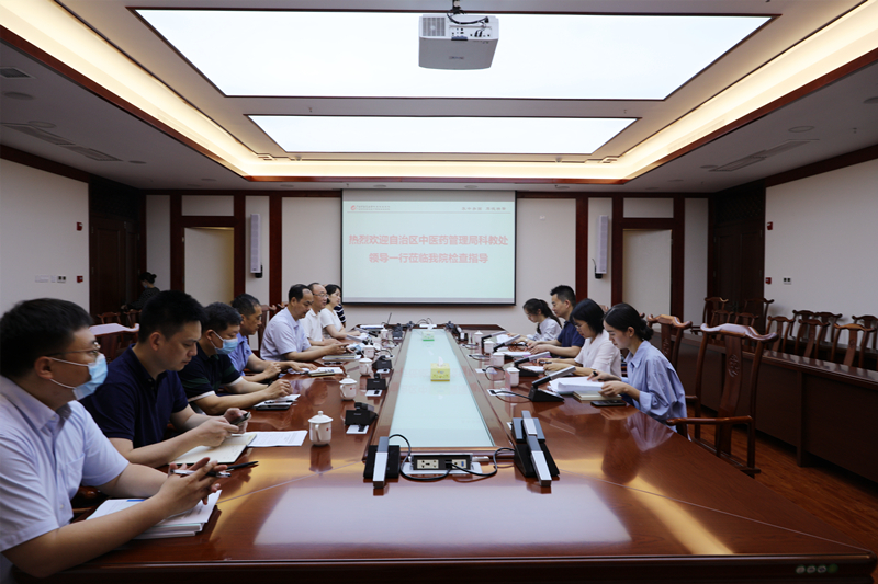 自治区中管局科教处副处长张小磊一行莅临我院调研
