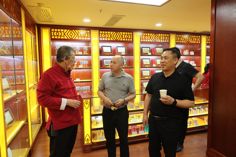 自治区中医药管理局局长黎甲文莅临我院指导工作