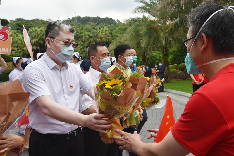 致敬最美抗疫人——我院援沪医疗队队员解除集中隔离医学观察回家啦