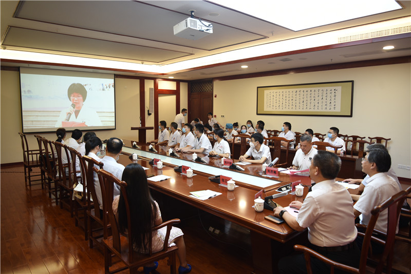 “医路有你，温暖同行”——我院举办2022年中国医师节主题献花活动