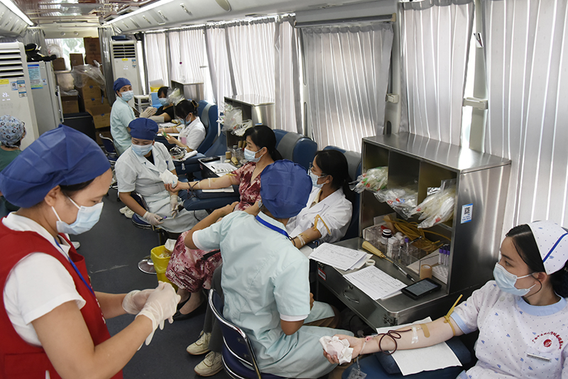 弘扬抗疫精神，护佑人民健康——我院组织干部职工积极参加无偿献血活动