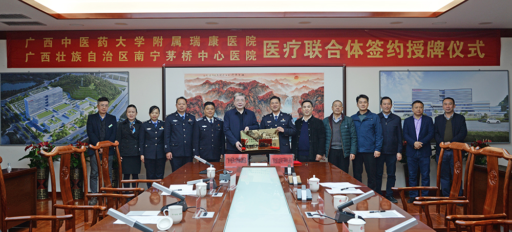 1颁发牌匾.jpg 1颁发牌匾.jpg