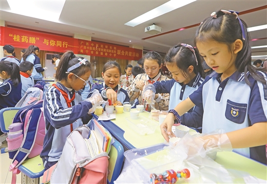 【广西日报】图片新闻：广西中医药大学附属瑞医院联合广西中医药研究院到南宁市华强路小学开展“桂药膳”与你同行特色课堂进校园活动