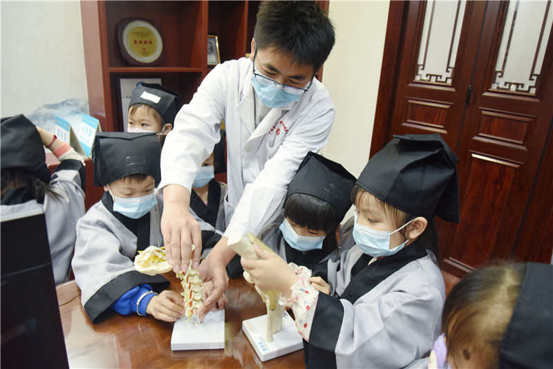 传承精华 守正创新——我院举办第九期“小郎中”体验中医药文化科普主题活动
