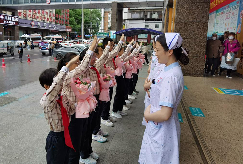 南宁市卫国小学到我院开展“5.12”国际护士节慰问活动