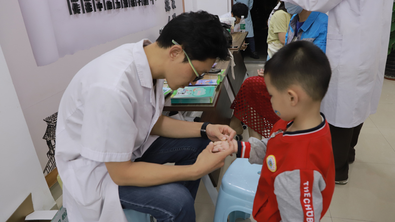 田阳院区到华润小区开展健康科普活动