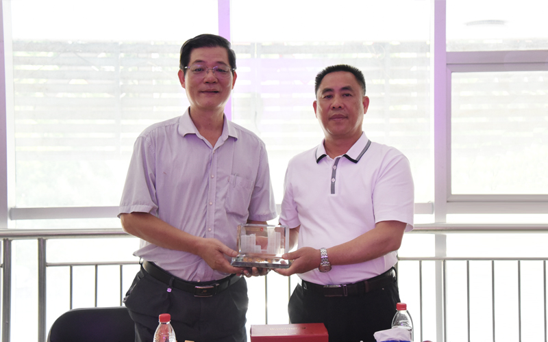 我院为菠萝岭社区卫生服务中心主任廖康兴教授举行退休座谈会