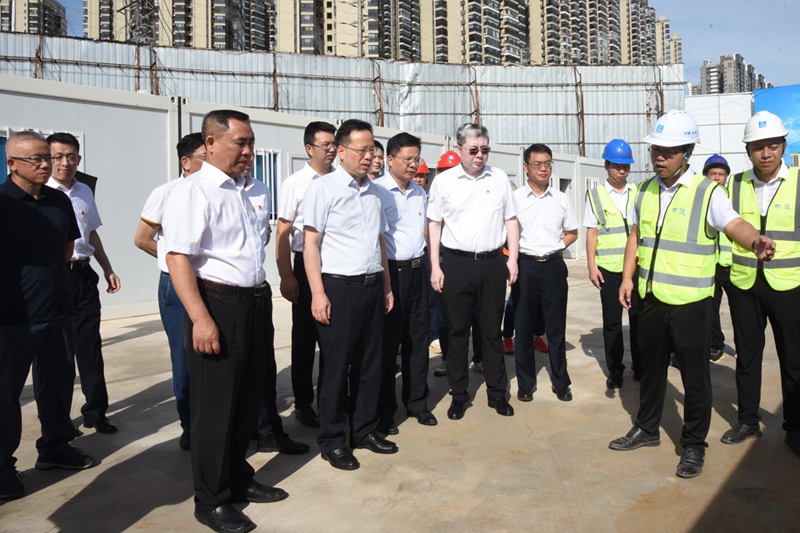 莫锦荣书记莅临我院凤岭南医院建设项目工地调研指导