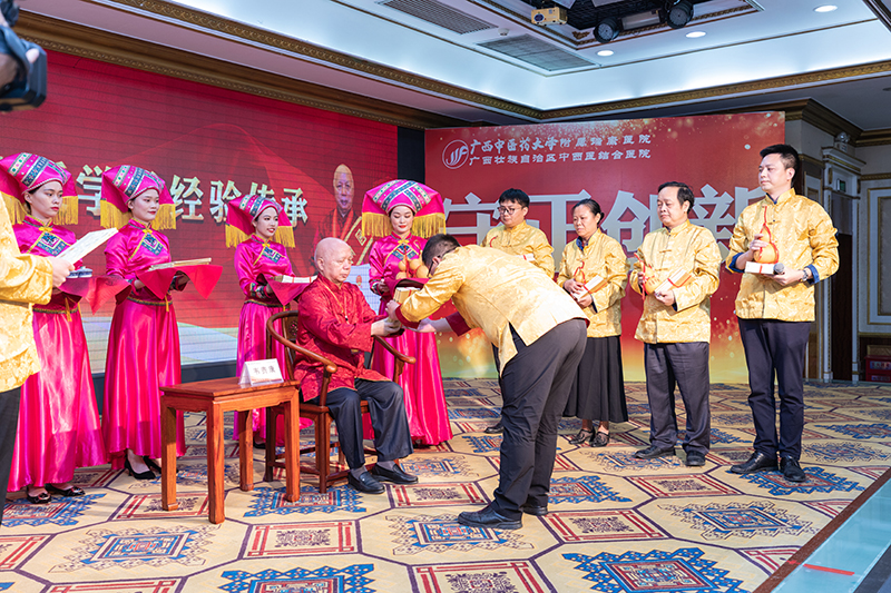 4 2020年8月，为进一步加强中医药人才的培养，激励广大中医药工作者不忘初心、继续前进，传承、创新我院名老中医学术思想，营造名医辈出的良好氛围，更好地发挥中医药特色为人民群众的健康服务。我院在举行传承精华，守正创新——中医名医工程拜师典礼1.jpg