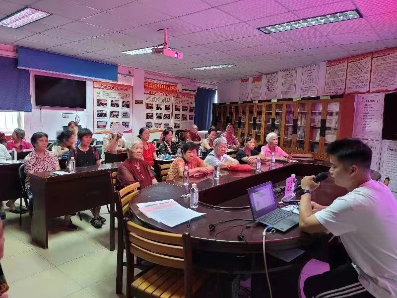 我院组织专家到南宁市中华社区开展健康知识讲座