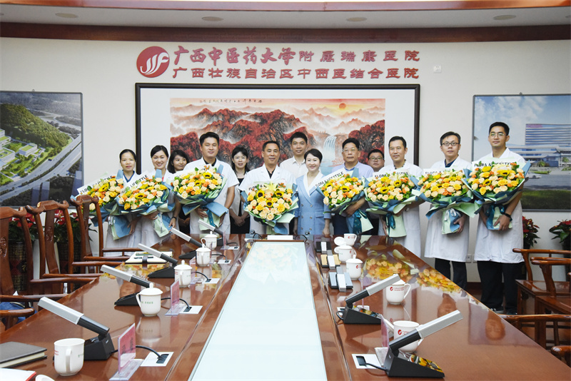 “浓情相伴 医路同行”——农业银行广西分行到我院开展医师节慰问活动