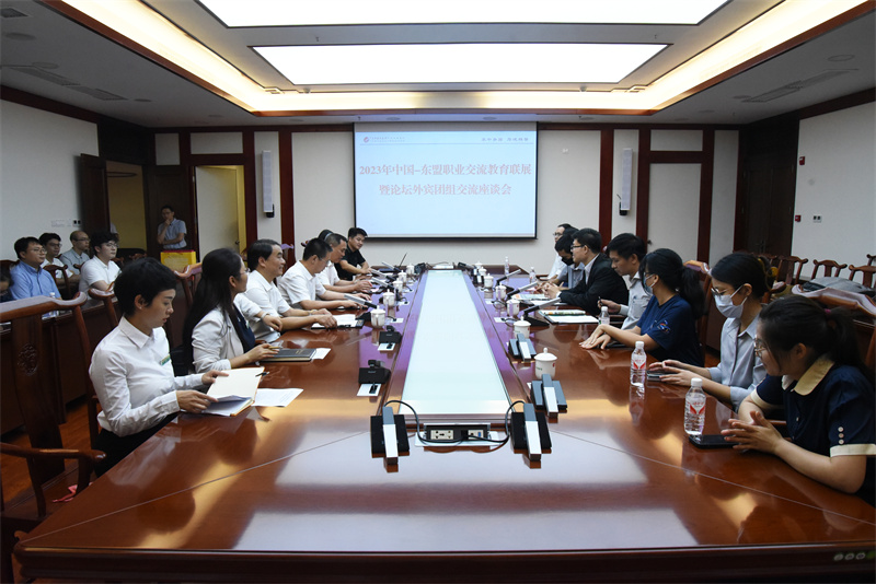  中国一东盟职业教育联展暨论坛外宾团组到我院考察交流