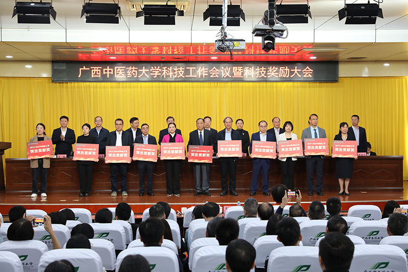 2任晓平(右二)获突出贡献奖.jpg 2任晓平(右二)获突出贡献奖.jpg