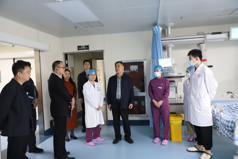 6唐友明院长指导院区科室工作_副本.jpg 6唐友明院长指导院区科室工作_副本.jpg