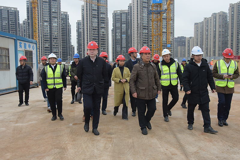 5视察项目工地.jpg 5视察项目工地.jpg