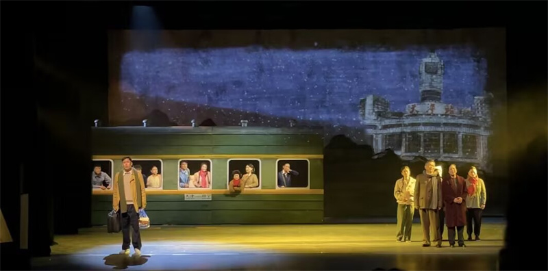 广西中医药大学瑞康临床医学院师生受邀观看大型话剧《远方》